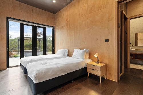 Postel nebo postele na pokoji v ubytování Architectural Luxury at Sandbox House