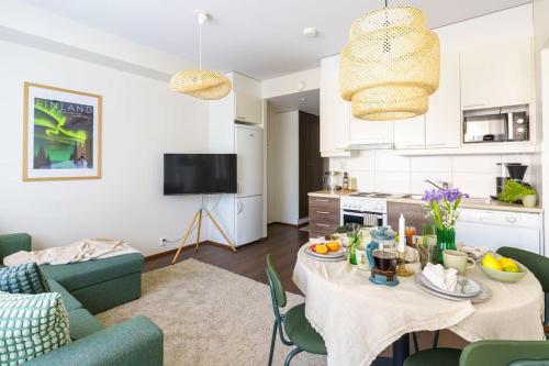 un soggiorno con un tavolo e una cucina di Boreal Forest Uittomestari a Rovaniemi