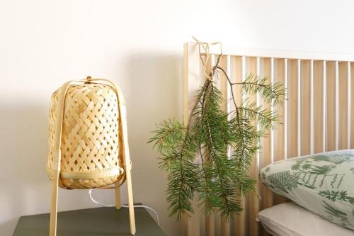 una pianta appesa a un muro accanto a una sedia di Boreal Forest Uittomestari a Rovaniemi