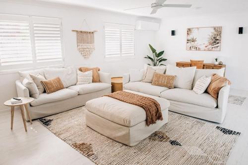 Ruang duduk di Prime location with pool - walk to Coolum Beach