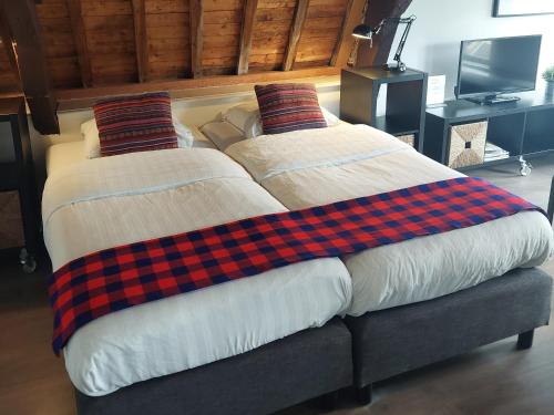 two beds sitting next to each other in a room at B&B Museumkwartier Schiedam in Schiedam