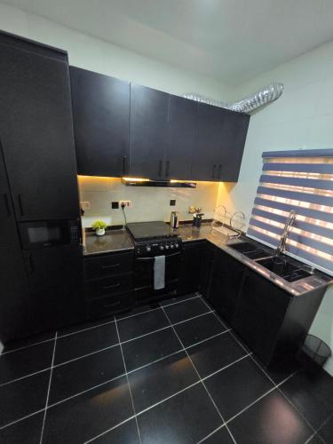 Η κουζίνα ή μικρή κουζίνα στο The Blcksite - 3 bedroom apartments in Wuse