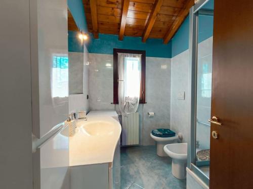 un baño con lavabo e inodoro en S&M APARTMENTS - Splendida Mansarda in Legno Nova Milanese - Monza, en Nova Milanese