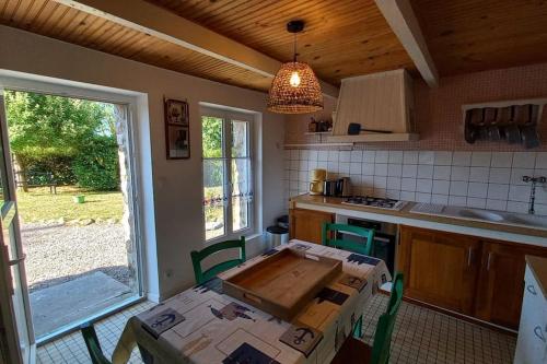 une cuisine avec une table et une boîte. dans l'établissement Maison en pierre, à Saint-Pabu