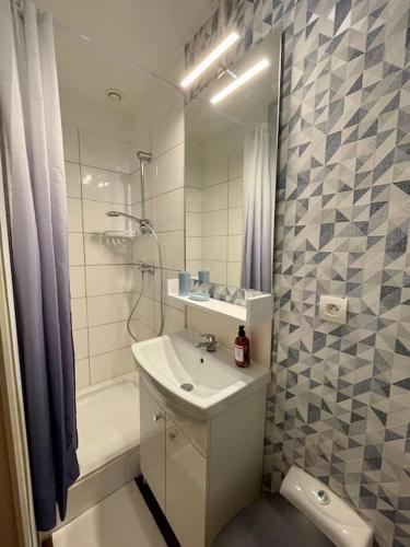 une salle de bain avec un lavabo, une douche et des toilettes dans l'établissement Studio 