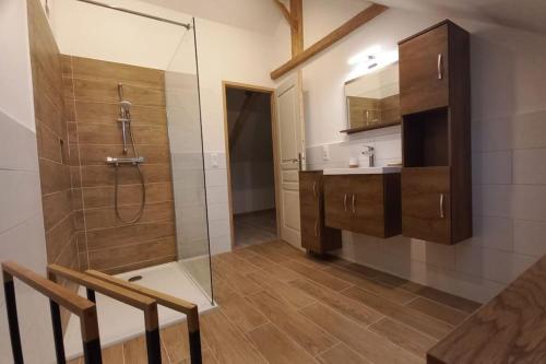 une salle de bain avec douche et lavabo dans l'établissement Maison en pierre, à Saint-Pabu