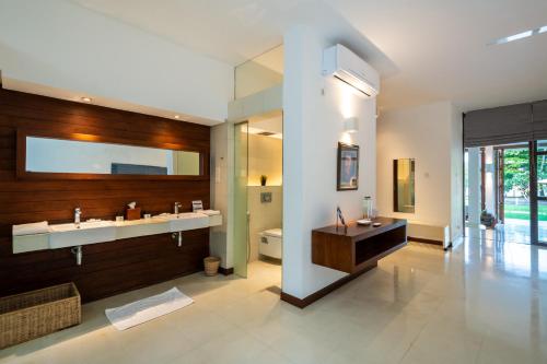 Ένα μπάνιο στο Bentota No 1