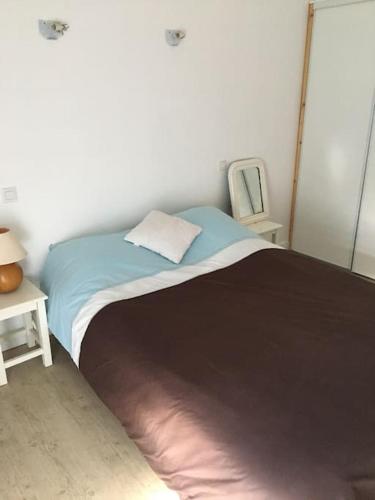 une petite chambre avec un lit avec un miroir dans l'établissement Superbe T2 dans grange, calme absolu, Pau à 10min, à Buros