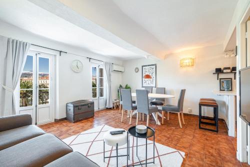 un salon avec un canapé et une table dans l'établissement 2 Bdr Panoramic View on Gardens, à Nice