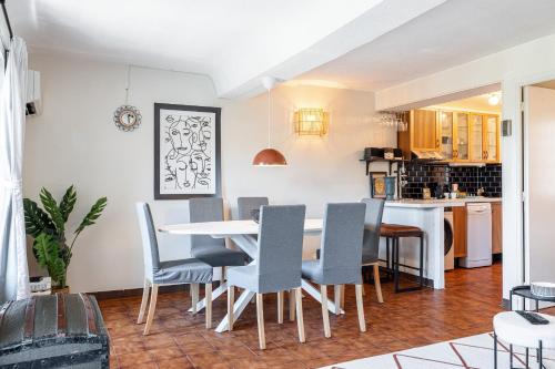 une cuisine et une salle à manger avec une table et des chaises dans l'établissement 2 Bdr Panoramic View on Gardens, à Nice