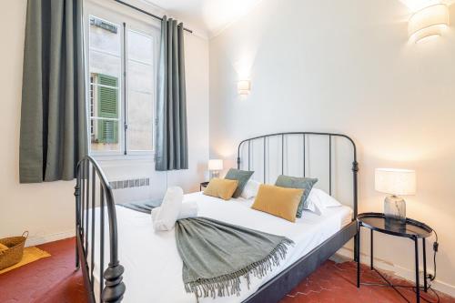 une chambre avec un lit et une fenêtre dans l'établissement 2 Bdr Panoramic View on Gardens, à Nice