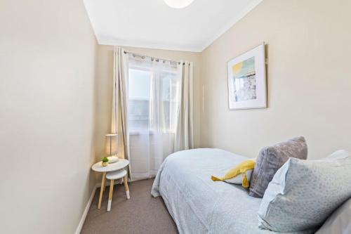 Un lugar para sentarse en Umina Myrtle Bungalow Sleeping 4 Guests