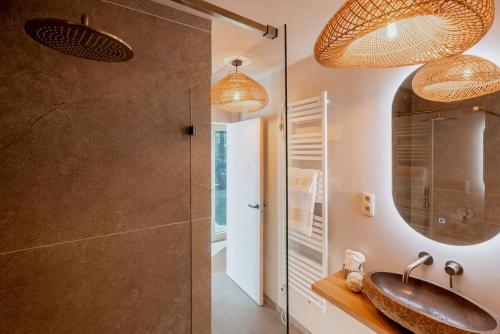 Koupelna v ubytování Luxe chalet met sauna in een oase van rust