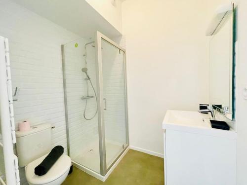 Ένα μπάνιο στο Appartement Lumineux & Confortable