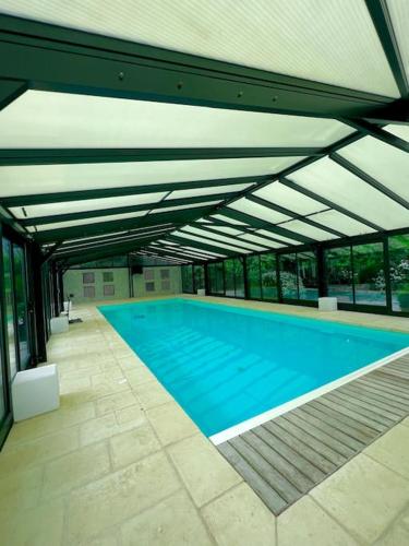 - une piscine dans un bâtiment doté d'un plafond dans l'établissement Longère normande, piscine privée chauffée et parc, à Saint-Pierre-des-Ifs