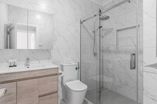 une salle de bain avec une douche, des toilettes et un lavabo dans l'établissement Driftwood Cottage Your Coastal Haven, à Lemon Tree Passage