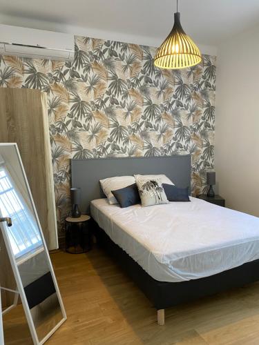 - une chambre avec un grand lit escamotable dans l'établissement R1D Les Pléiades de l'Estérel - Agay, à Agay