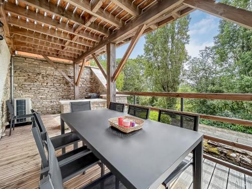 un patio avec une table et des chaises sur une terrasse dans l'établissement Séjour Authentique à Baubigny, à Baubigny