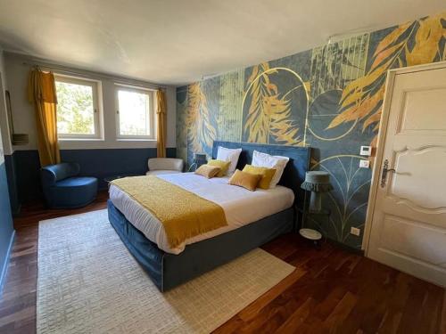 une chambre avec un lit et un tableau au mur dans l'établissement Domaine Farandole, à Eygalières