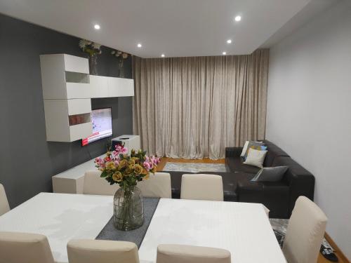 a living room with a table and a couch at Luxury ApartHotel Colinas do Cruzeiro in Odivelas