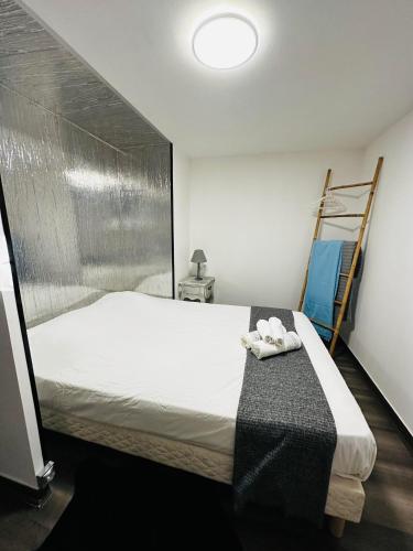 une chambre avec un lit avec un mur en métal dans l'établissement aixclusive, au Tholonet