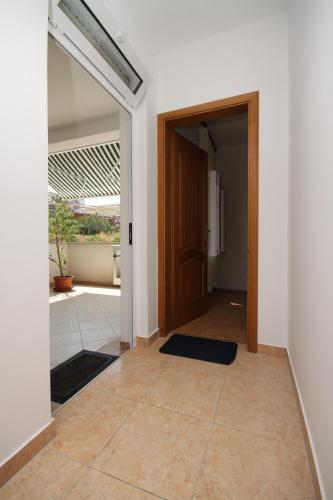 Gambar di galeri bagi Apartments by the sea Metajna, Pag - 6486 di Metajna