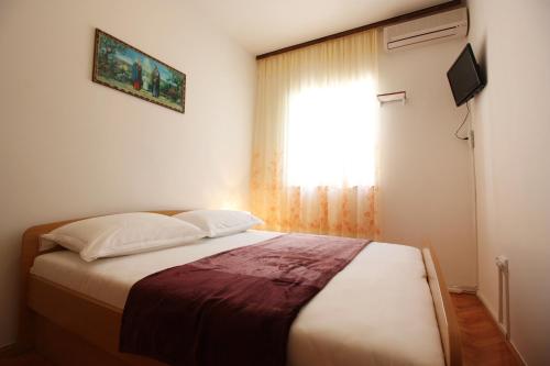 Katil atau katil-katil dalam bilik di Apartments by the sea Metajna, Pag - 6486