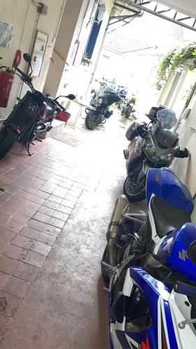 une rangée de motocycles garés dans un bâtiment dans l'établissement Hôtel Thermidor, à Nevers