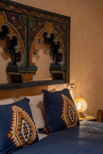 Una cama o camas en una habitación de Alibaba Riad