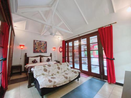 Ένα ή περισσότερα κρεβάτια σε δωμάτιο στο Bohemia 3 bedroom Villa