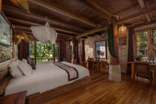 Ένα ή περισσότερα κρεβάτια σε δωμάτιο στο Ocean Bungalow Villa - AnBang Beach - Hoi An