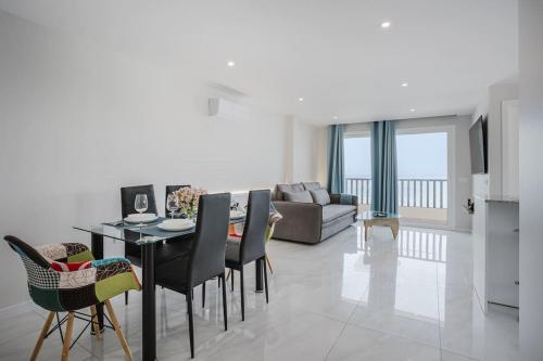 a kitchen and living room with a table and chairs at Apartamento Brisa Marina in Arona