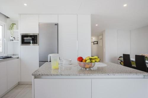 a kitchen with a bowl of fruit on a counter at Apartamento Brisa Marina in Arona