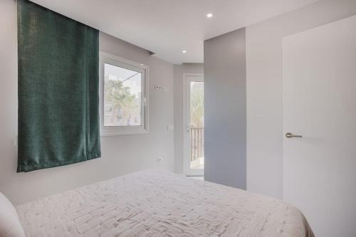 a bedroom with a bed with a green curtain at Apartamento Brisa Marina in Arona