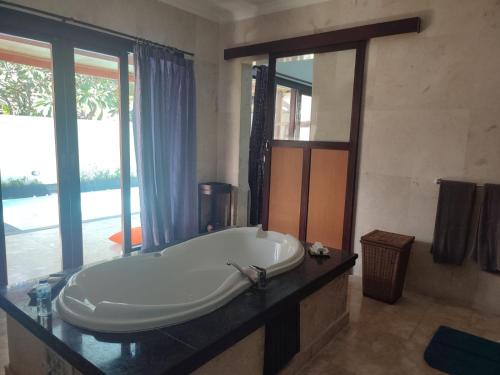 un bagno con una grande vasca su un bancone di Private villa with swimming pool a Kuta
