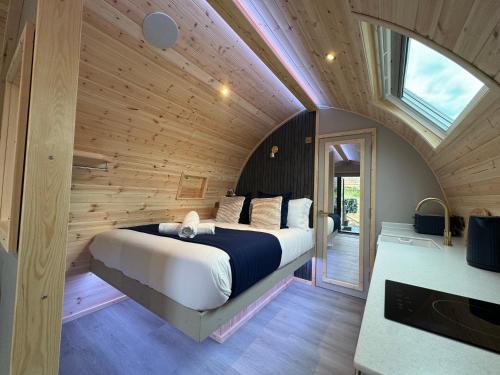 Postel nebo postele na pokoji v ubytování Primrose Glamping Pods