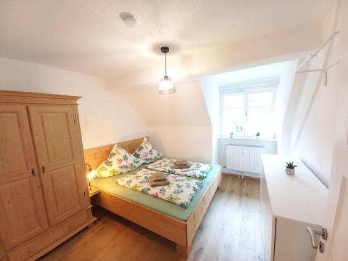 Un dormitorio pequeño con una cama y una ventana. en Aparte 3-Zi-Wohnung im Oberallgäu direkt am Berg!, en Immenstadt im Allgäu