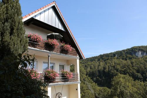 a building with flowers on the balconies of it at Ferienwohnungen Porisch in Egloffstein