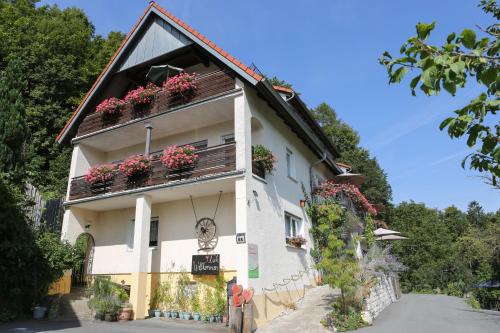 a building with flower boxes on the side of it at Ferienwohnungen Porisch in Egloffstein