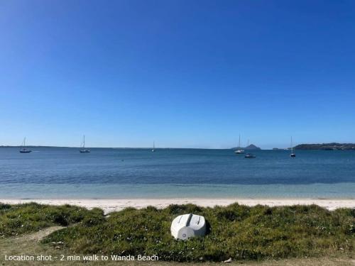サラマンダー・ベイにあるSea La Vie One 400m to waters edgeの水辺の浜辺に座るサッカーボール
