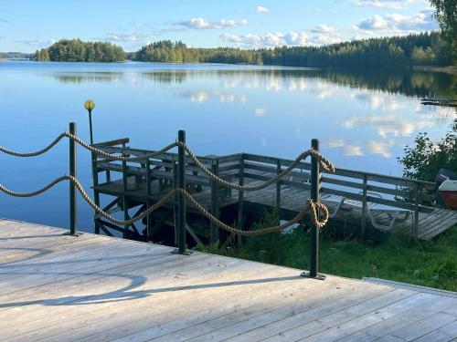 un bateau amarré à un quai sur un lac dans l'établissement Holiday Home Brofeldt by Interhome, à Tohmajärvi