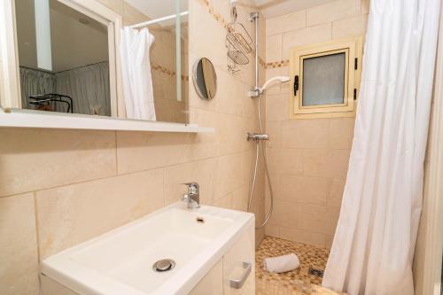 une salle de bain avec un lavabo blanc et une douche dans l'établissement Wow Splendide 3-4 pcs Duplex Rooftop Vue mer by Olam Properties, à Cannes