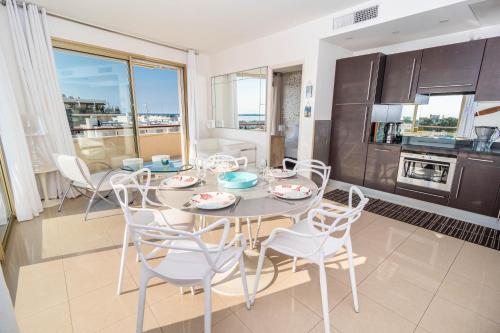 une cuisine et une salle à manger avec une table et des chaises dans l'établissement Wow Splendide 3-4 pcs Duplex Rooftop Vue mer by Olam Properties, à Cannes