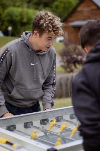 a man looking at a table with rubber ducks on it at Camping Familial - Parc Aquatique - Grande Aire de Jeux à la Montagne in Agos-Vidalos