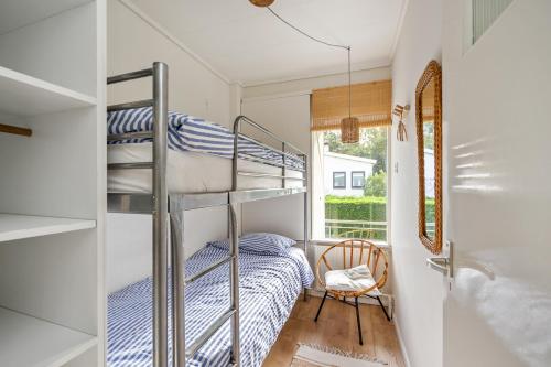 a bedroom with a bunk bed and a window at Appartement Dishoek No.46 in Koudekerke