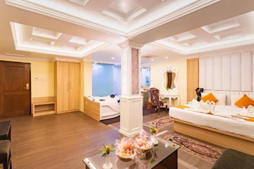 Postel nebo postele na pokoji v ubytování Yellow Pagoda Hotel