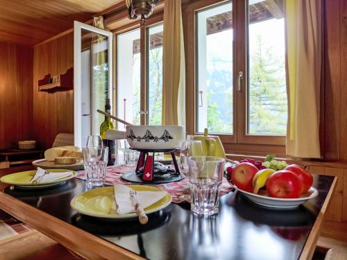 Una mesa con fruta en una cocina. en Apartment Chalet Colette-1 by Interhome, en Grindelwald