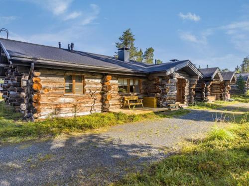 eine Blockhütte mit einem Picknicktisch davor in der Unterkunft Holiday Home Kelokanerva by Interhome in Rukatunturi 