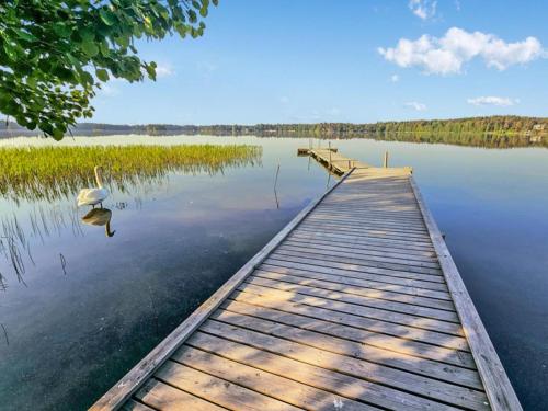 un quai sur un lac avec un bateau dans l'eau dans l'établissement Holiday Home Kottage by Interhome, à Littoinen