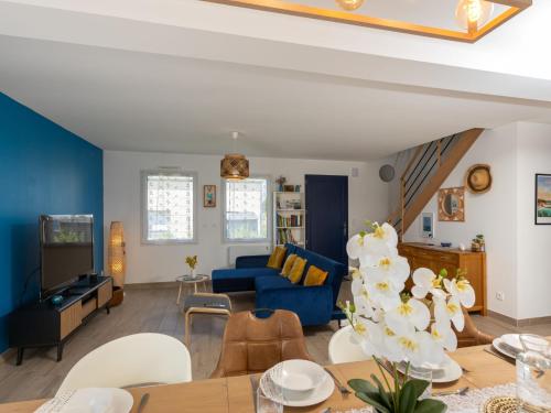 un salon avec un canapé bleu et une table dans l'établissement Holiday Home La perle bleue by Interhome, à Cancale